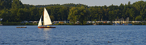 Segelboot auf dem Unterbacher See